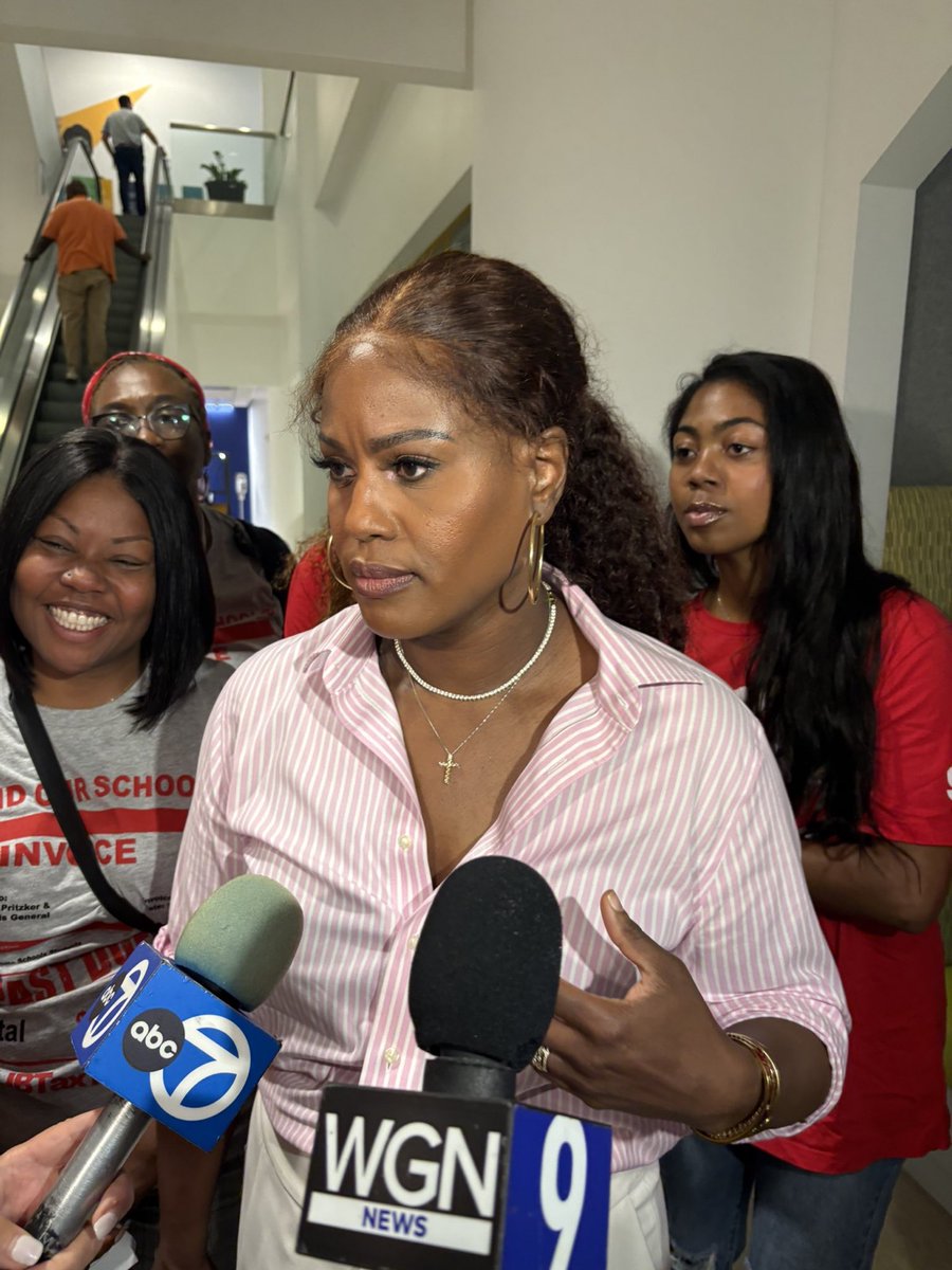 As big a phony as Stacy is, she wouldn’t stoop to wear Cubic zirconia. We’d be willing to wager she has real diamonds around her neck. But when you earn $400K a year from dual roles at CTU and IFT, you can afford to live in extravagance.
